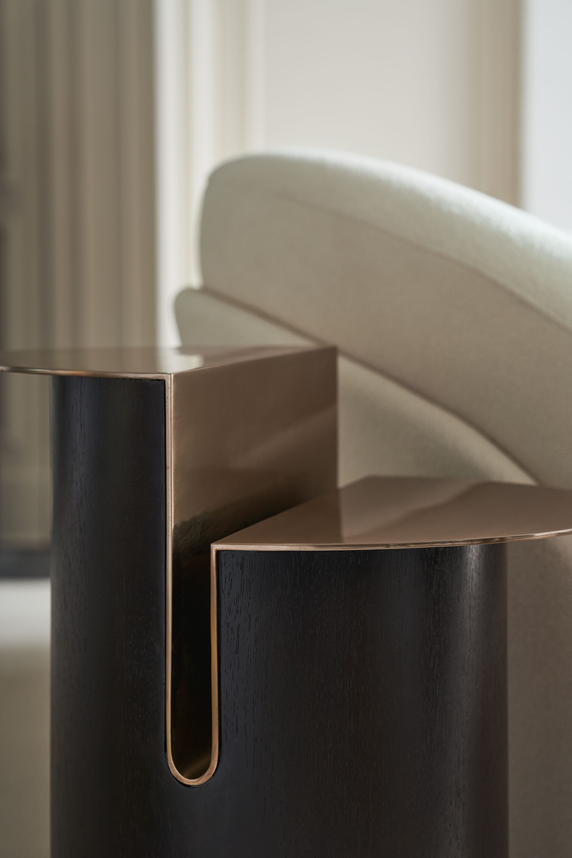 Высокий овальный журнальный столик из грецкого ореха Caracole DISCORD ARCH-00014323 - Вид №1