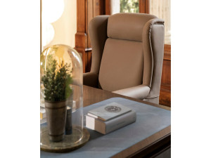 Кожаное вращающееся кресло с подлокотниками