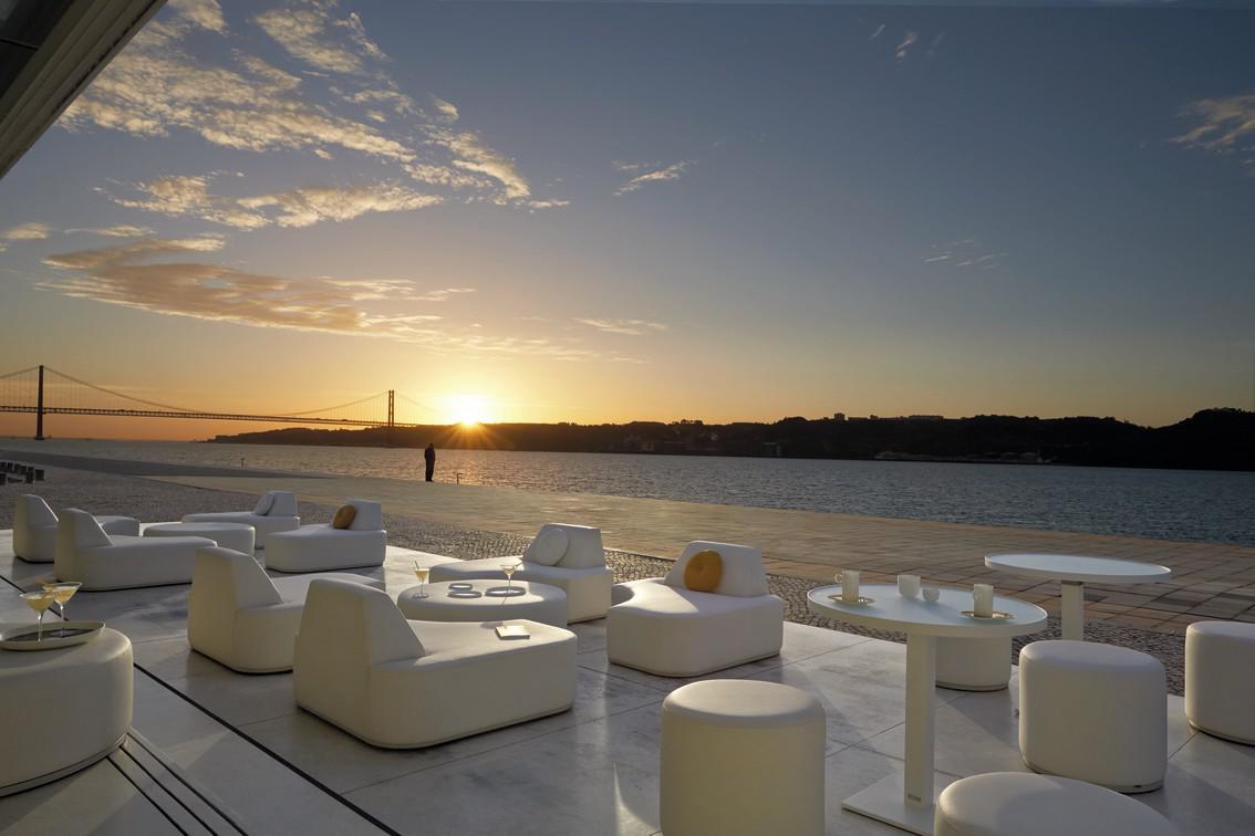 Подставка для ног / столик 52 морской текстиль песочный Manutti Moon Island MNST432 - Вид №7