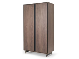 Деревянный шкаф