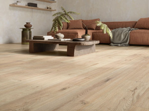 Напольное покрытие из керамогранита в помещении и на открытом воздухе с эффектом дерева