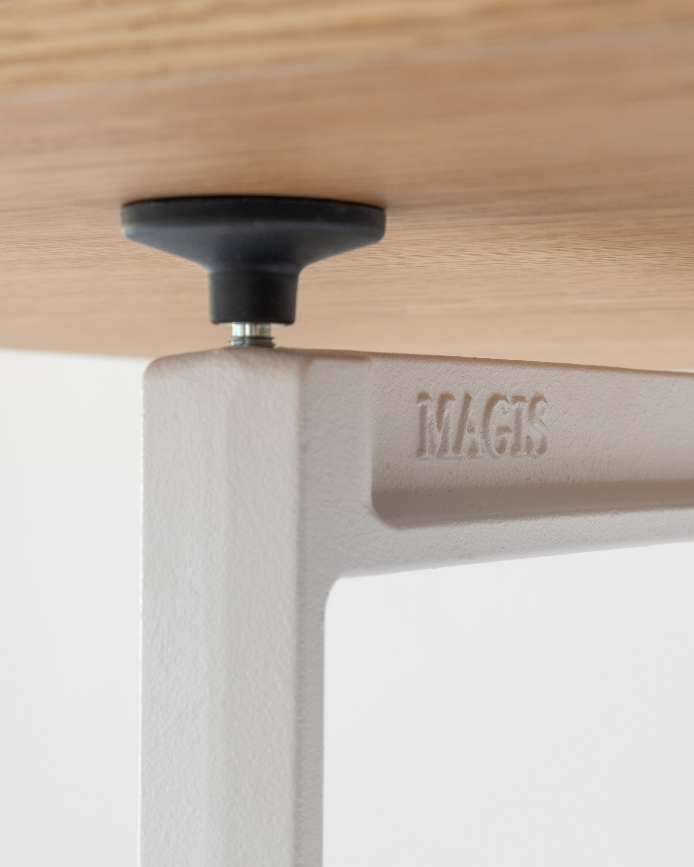 Прямоугольный стол с регулируемой высотой из чугуна Magis Brut ARCH-00141951 - Вид №10