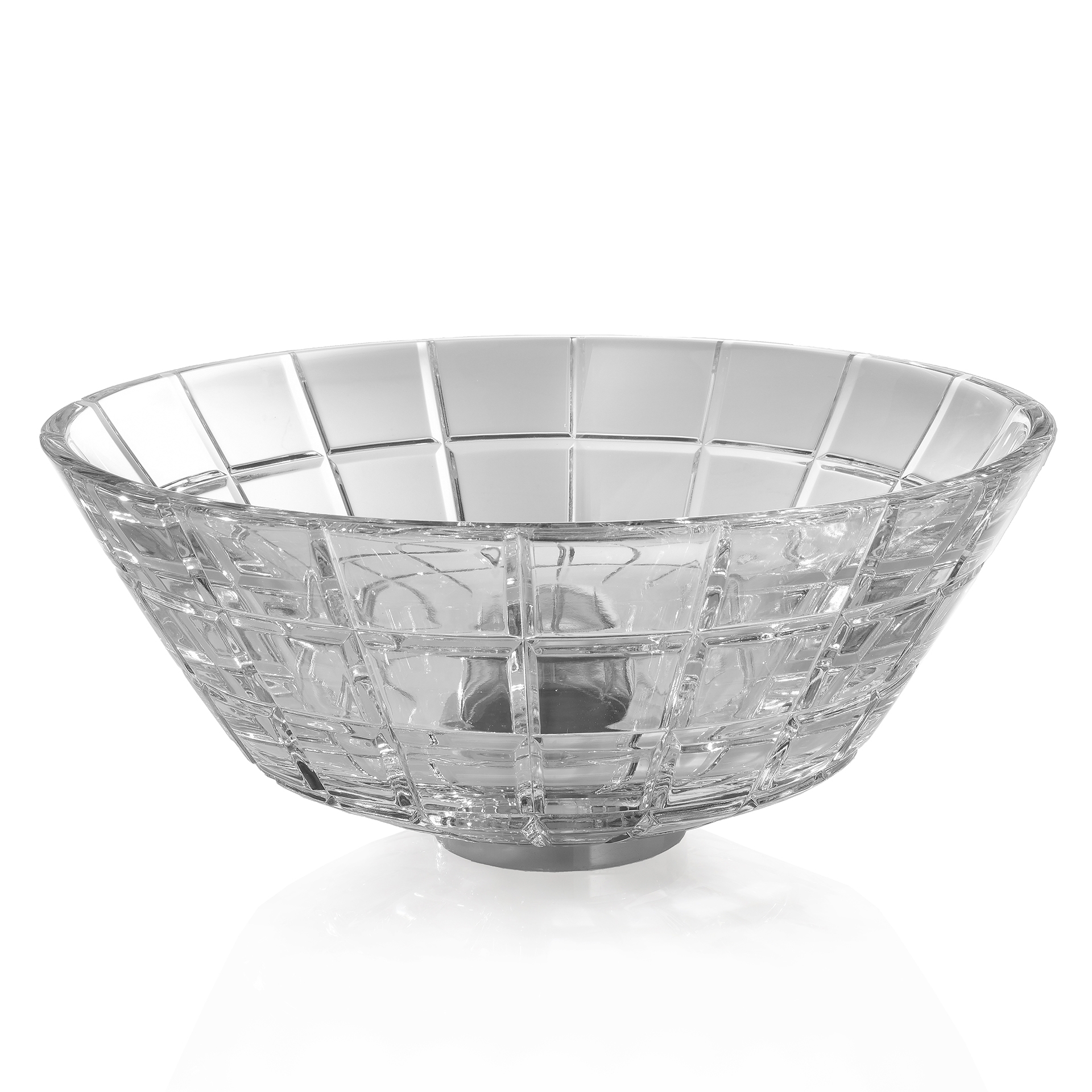 CBLEO 3SC Умывальник из хрусталя 24% Pbo, выгравированный полностью вручную. Разрезы имеют классический дизайн с горизонтальными и вертикальными линиями и образуют квадраты. Размеры: Диаметр см. 34 — ч. см. 15 Умывальник поставляется с латунным основанием Treesseci 3SC CLASSICO