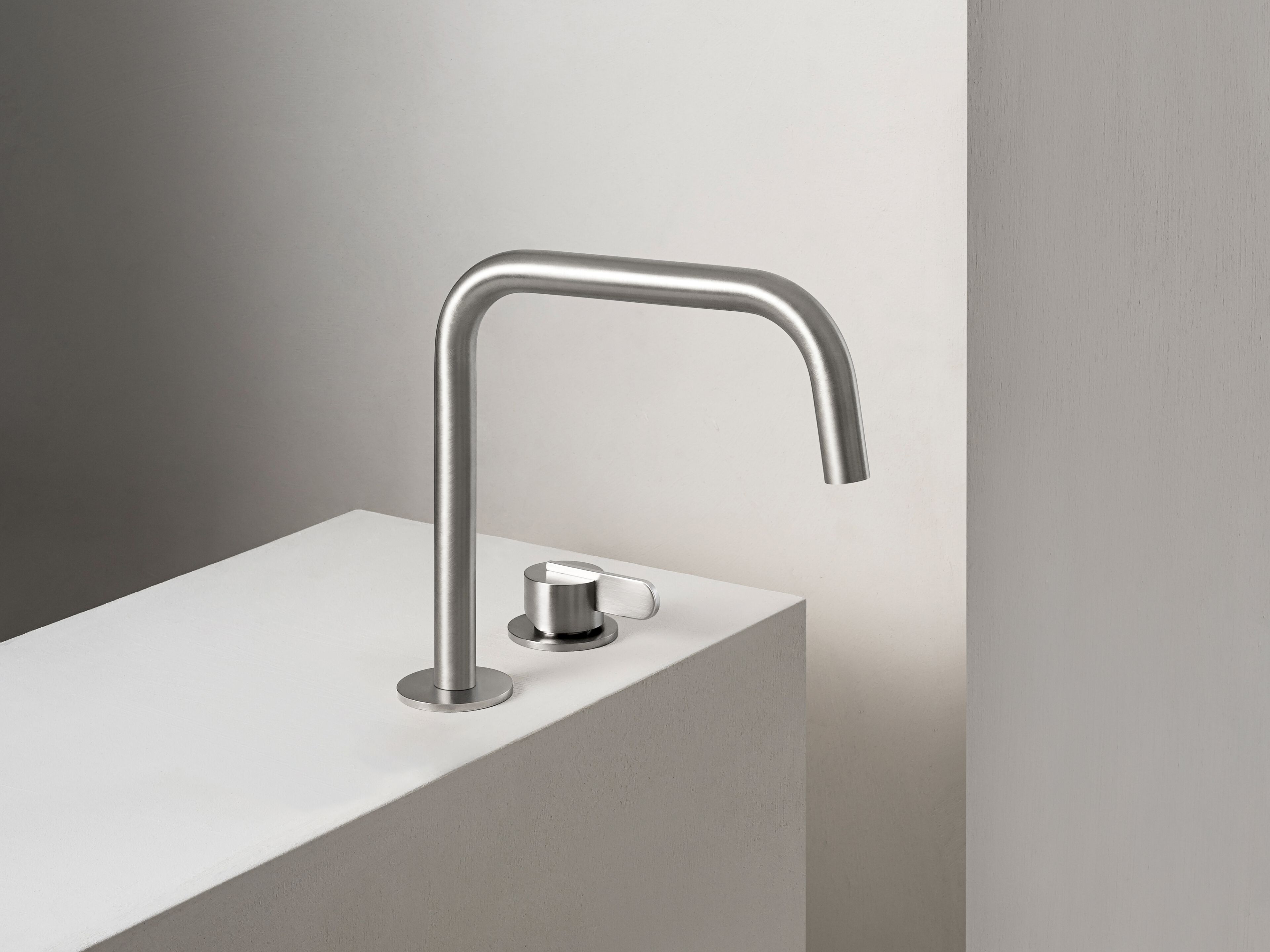 Однорычажный смеситель для раковины с 2 отверстиями QD Magistro Lab Swing ARCH-00138720