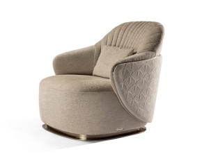 Тканевое кресло с подлокотниками