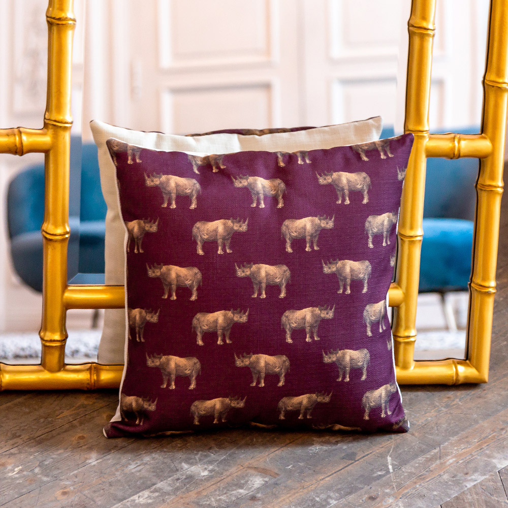 5115142 Интерьерная подушка «Группа носорогов в бордовом» Object Desire  - Вид №2