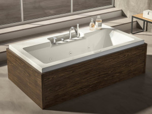 Прямоугольная ванна в центре комнаты с джакузи