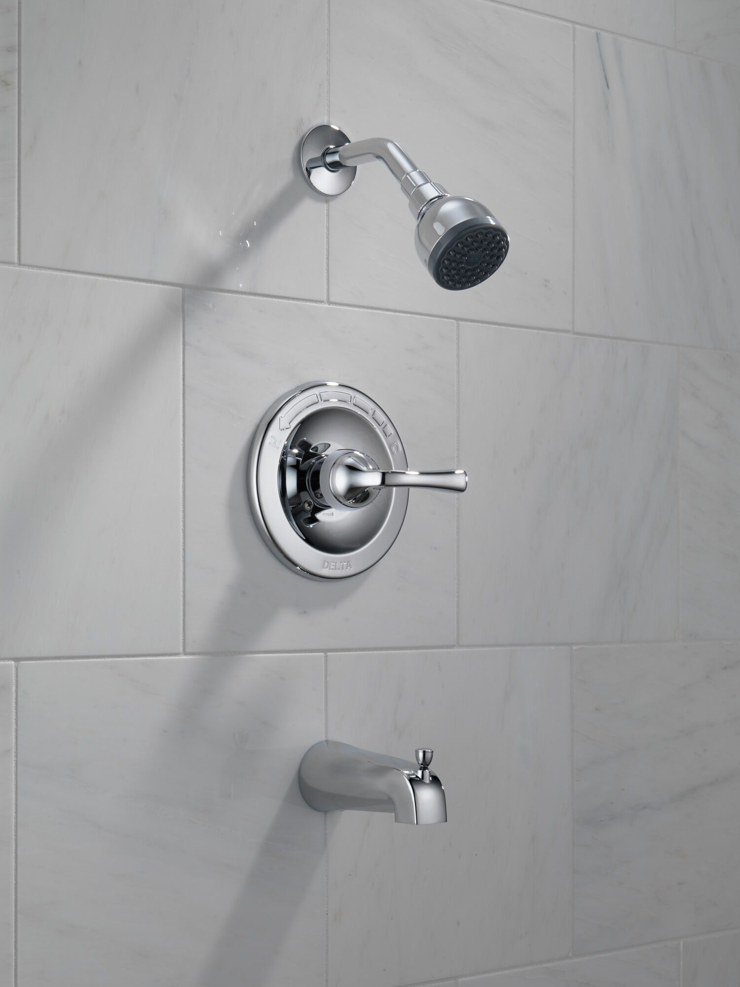 Ванна с одной ручкой и душ Delta Faucet B114920 - Вид №2