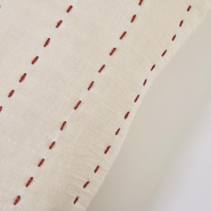 108285 Наволочка белого цвета с терракотовыми полосками 45 x 45 см La Forma Avidal