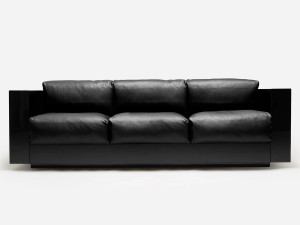 3-местный кожаный диван с лакированной деревянной рамой