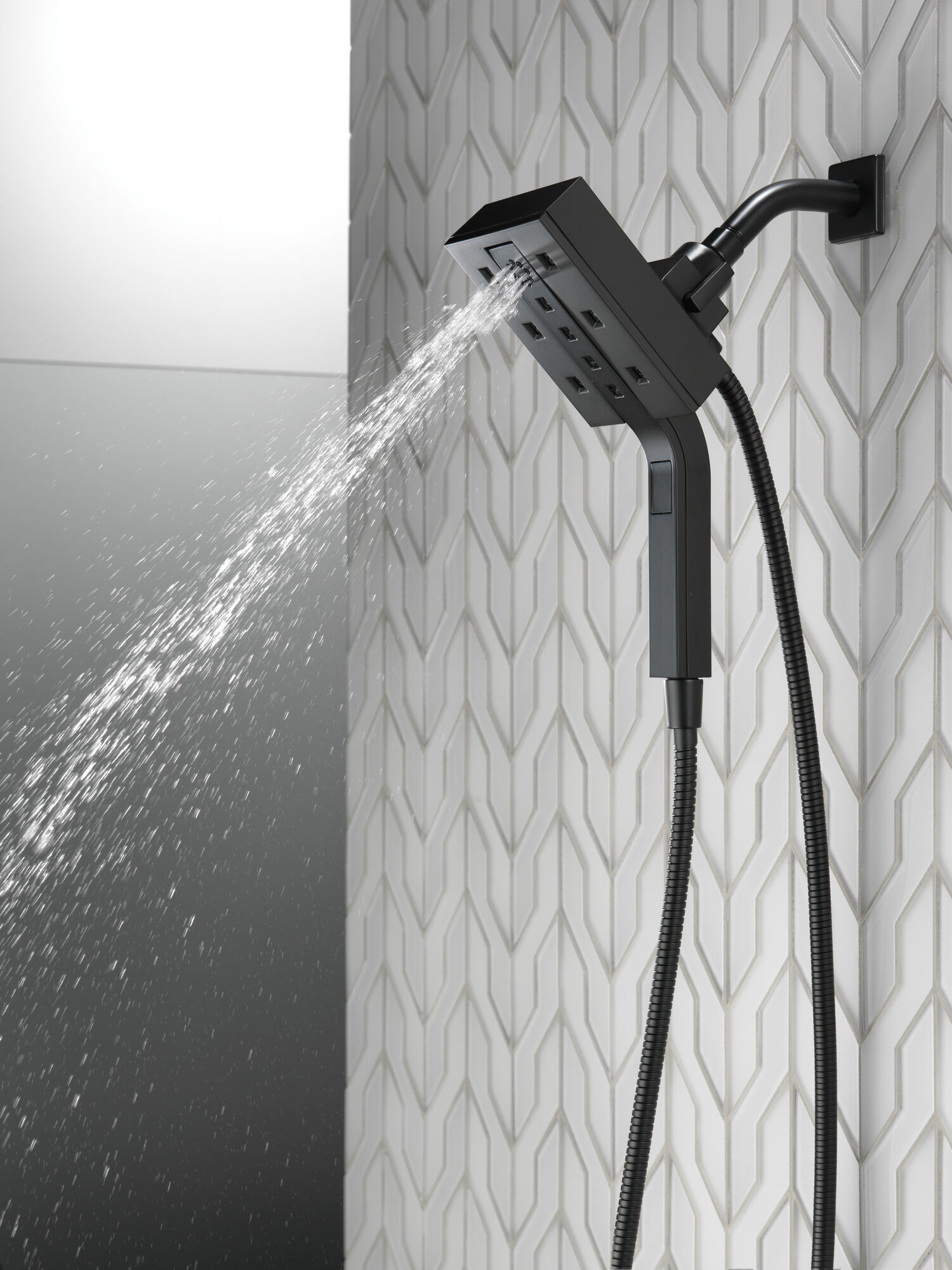 58473-BL H2Okinetic® In2ition® Душ два в одном с 4 настройками Delta Faucet Universal Showering Матовый черный  - Вид №11