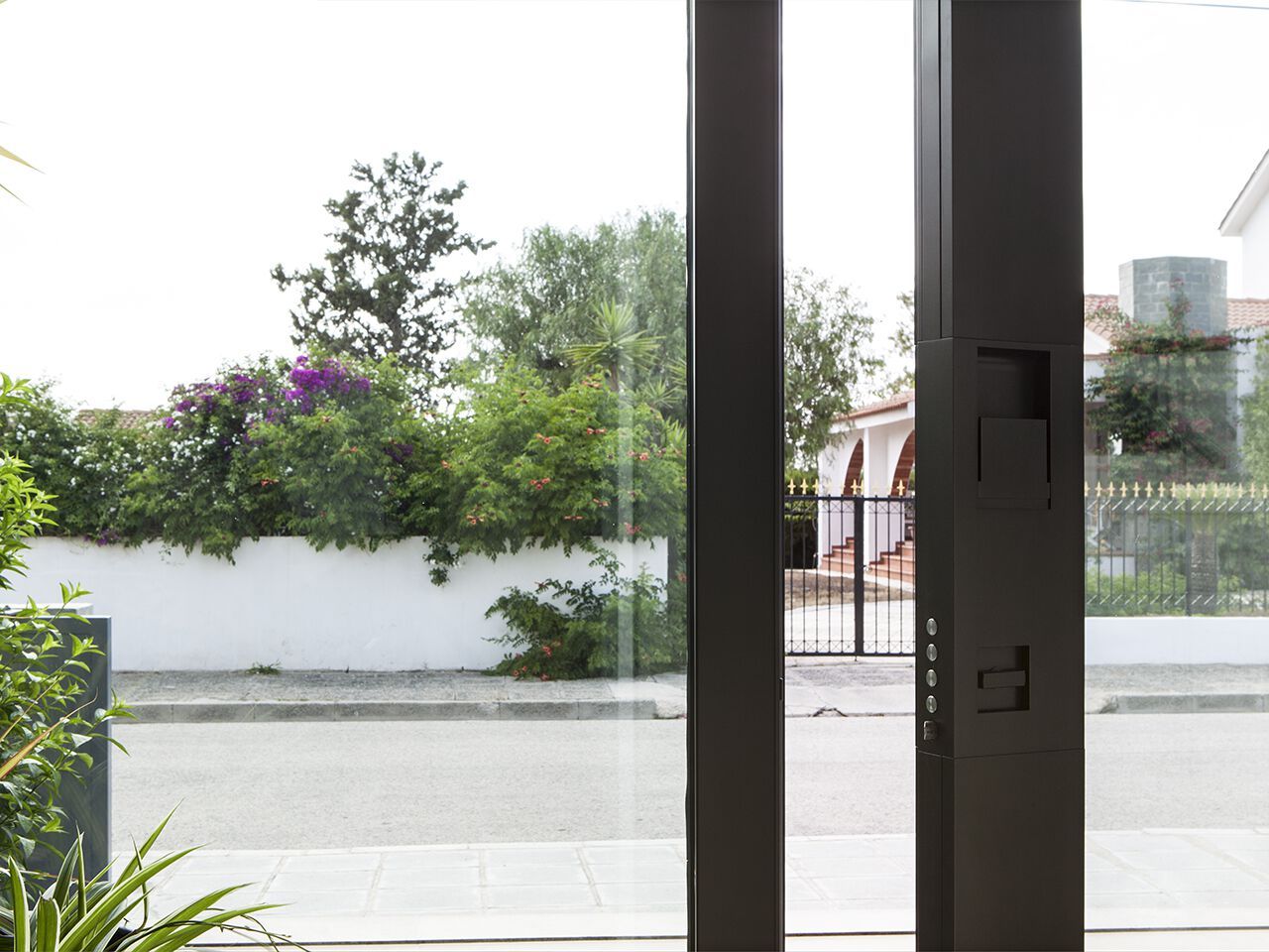 Застекленная входная дверь Oikos Nova ARCH-00029972 - Вид №3