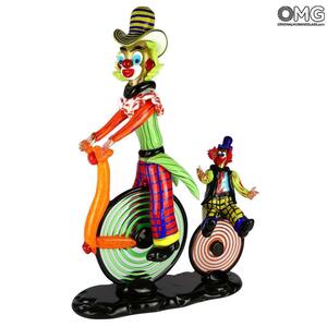 2589 ORIGINALMURANOGLASS Скульптурная композиция Клоуны на велосипеде - муранское стекло OMG 20 см