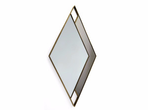 Настенное зеркало в рамке