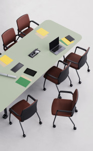 Тканевый стул с колесами с подлокотниками