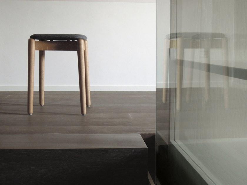 Bedont Низкий деревянный табурет со встроенной подушкой Fizz sun-id-1486616 - Вид №1