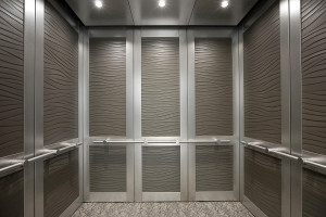 FSRT845 Интерьер лифта Levelc-2000n со вставками из никелевого серебра с натуральной патиной и узором шардоне, а также стойки и направляющие из нержавеющей стали с отделкой из песчаника; поручни компаса из сатинированной нержавеющей стали в университете в Forms-surfaces 