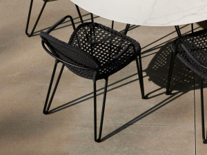 Алюминиевый штабелируемый стул с подлокотниками