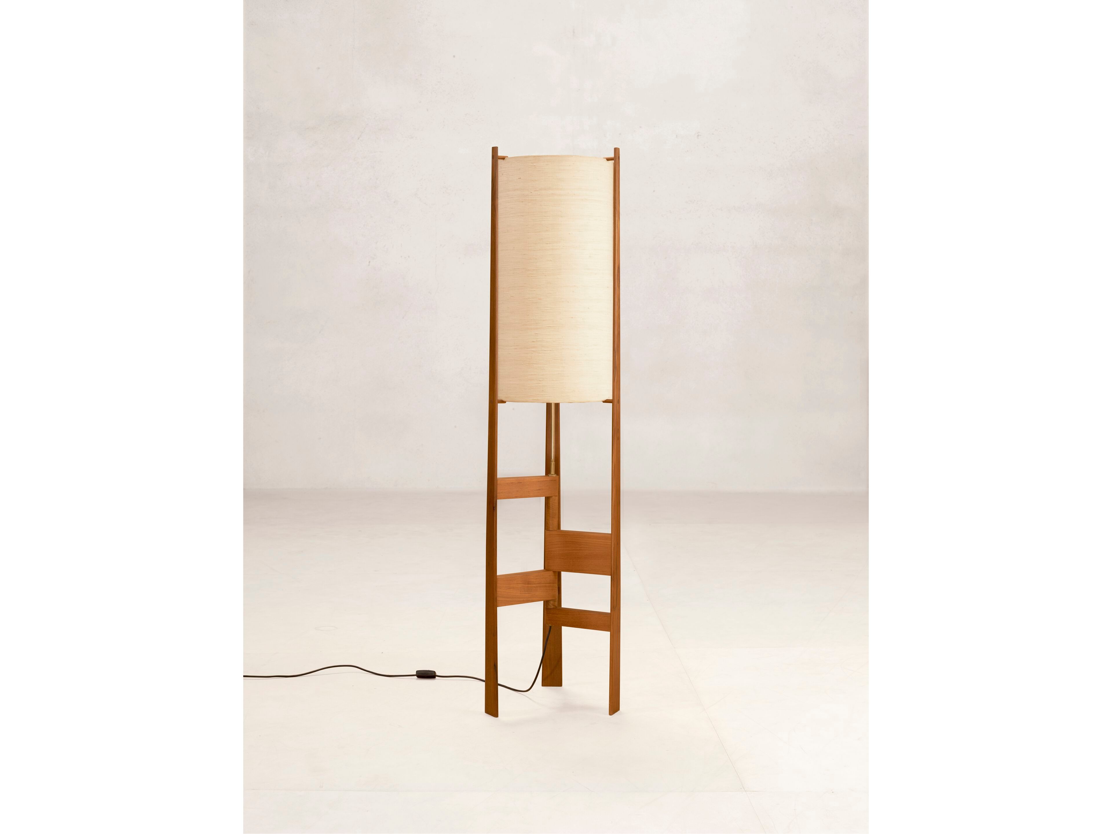 Торшер из тикового дерева Phantom Hands X + L ARCH-00018091 - Вид №1