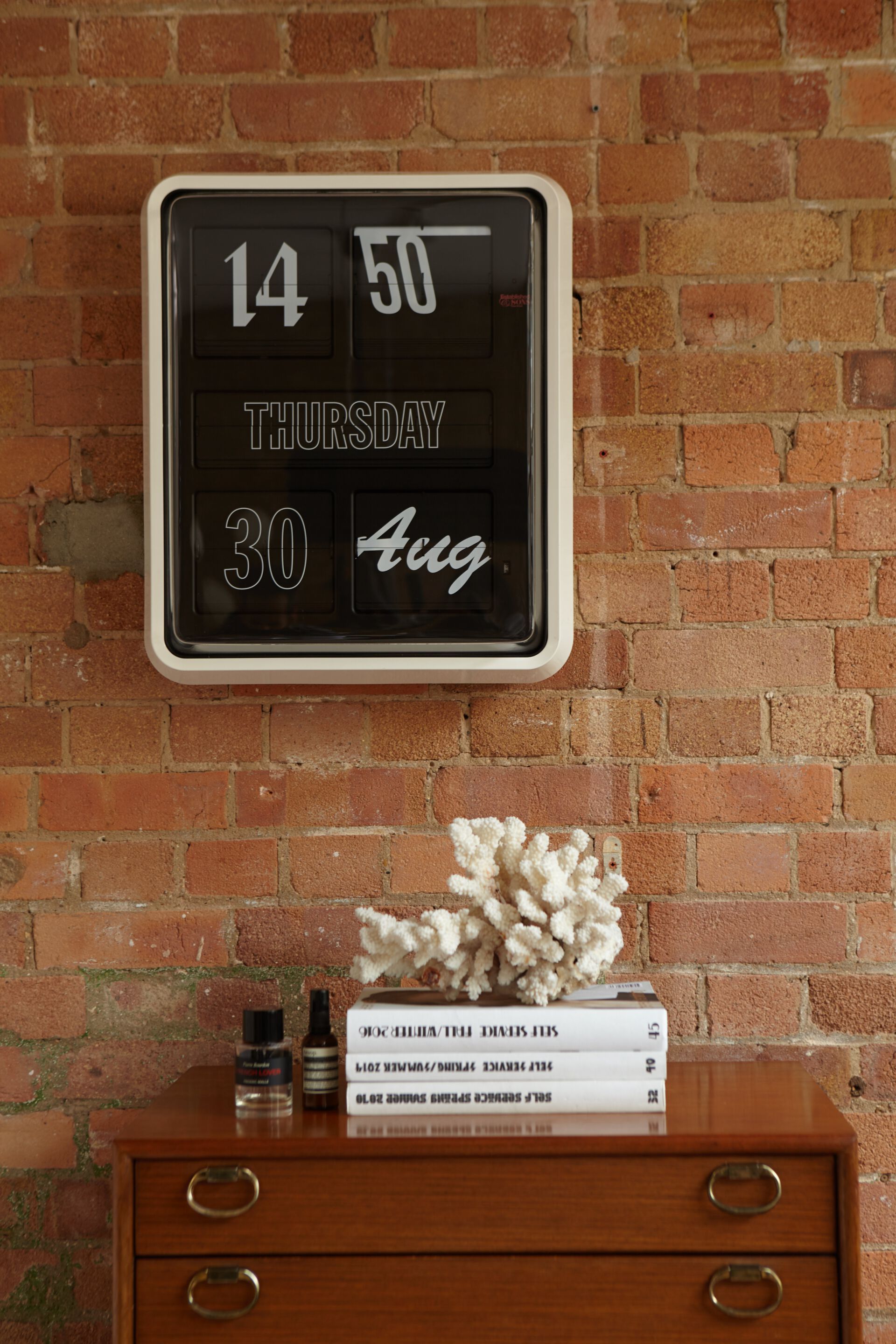 Настенные часы ABS Established&Sons Font Clock ARCH-00056454 - Вид №1