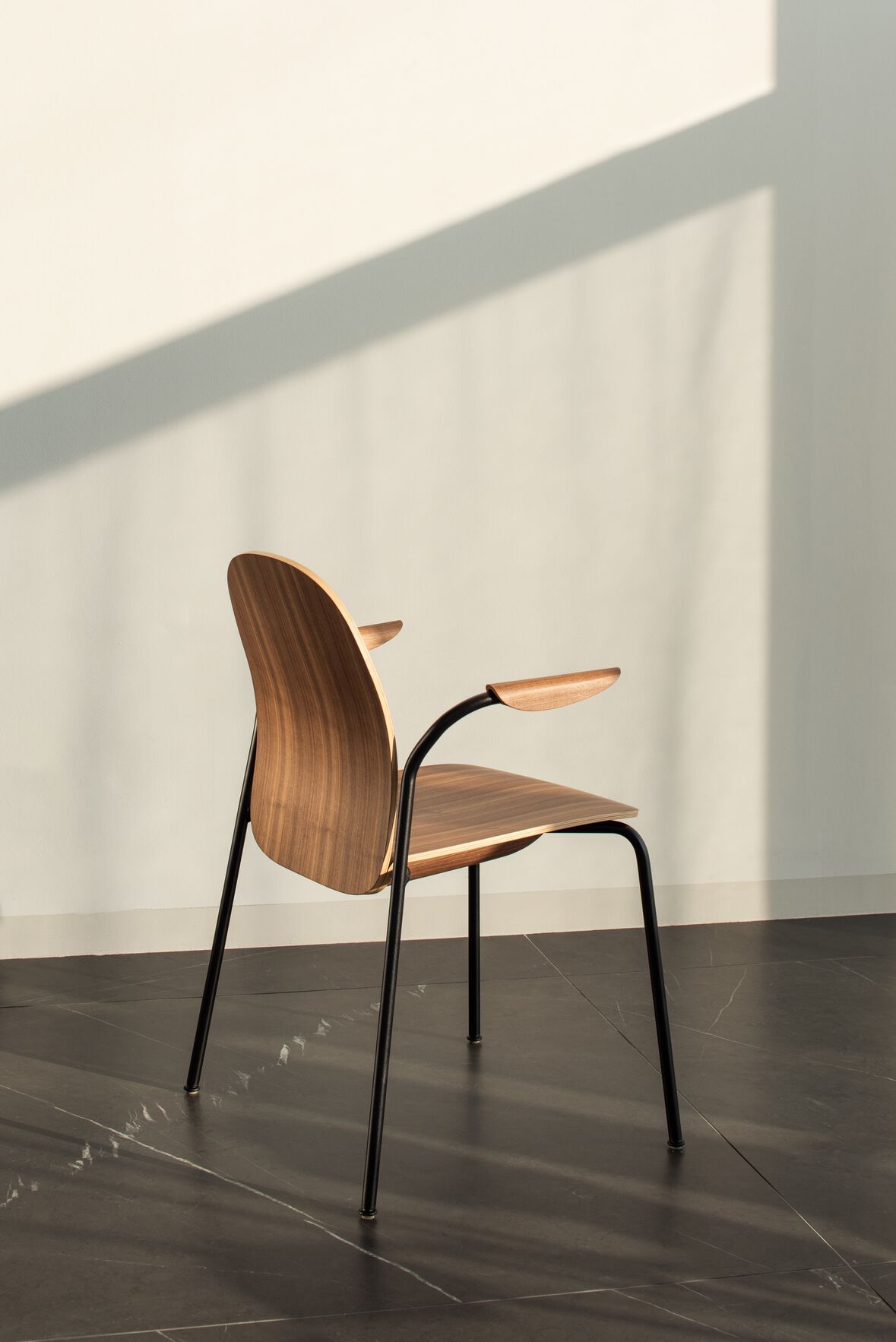 Штабелируемый стул из грецкого ореха с мягким сиденьем Gazzda Book ARCH-00092588 - Вид №16