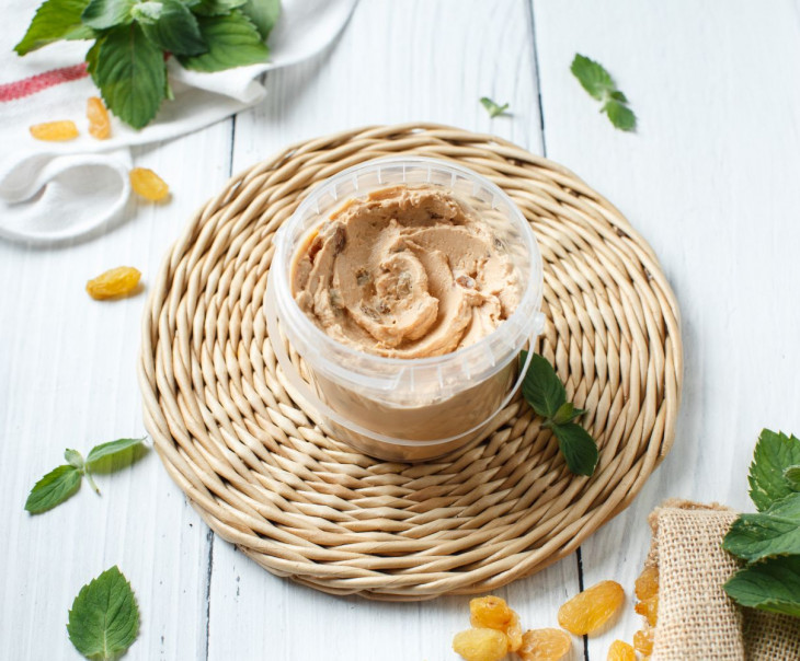 6929 Масса творожная из топленого творога с изюмом 15% Вкусляндия 
