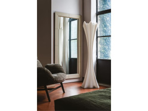 Настенное зеркало с кожаной рамкой