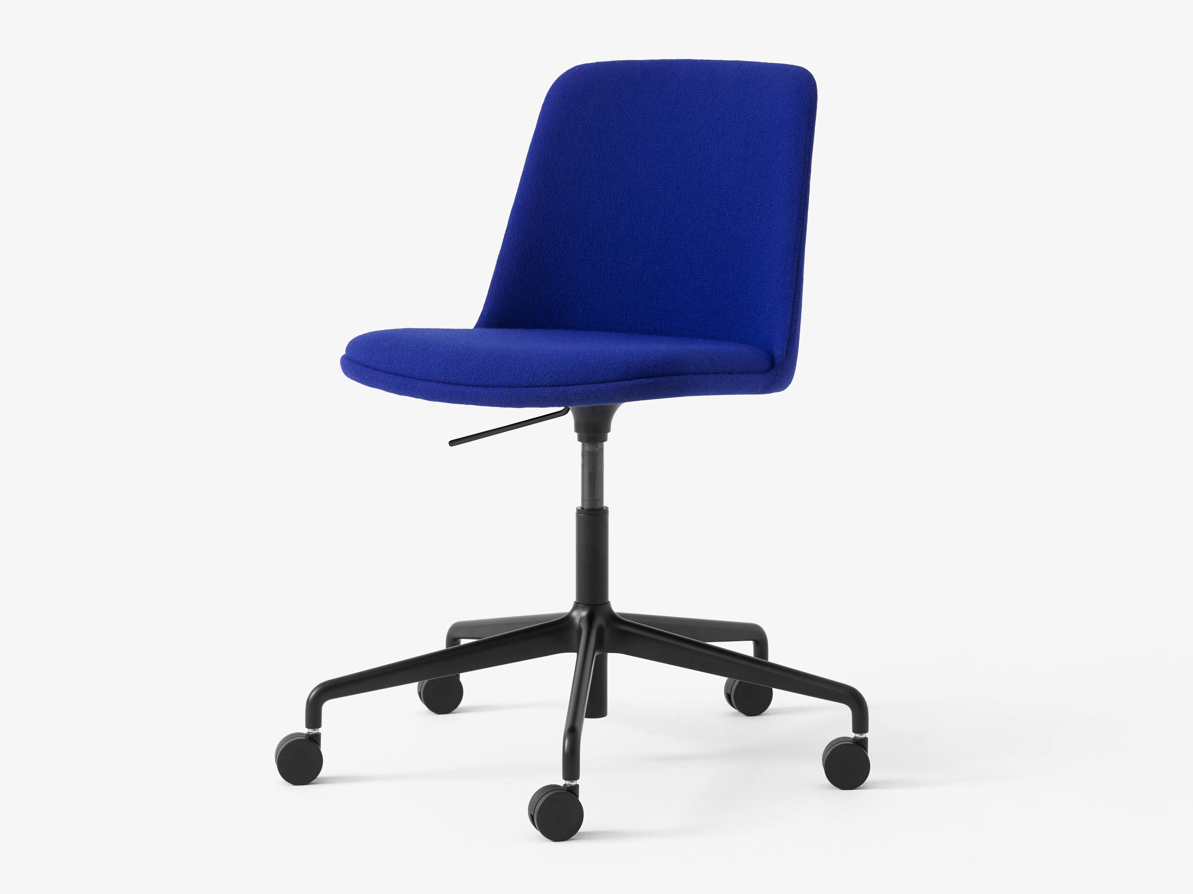 Мягкое регулируемое по высоте вращающееся офисное кресло &Tradition Rely ARCH-00030372