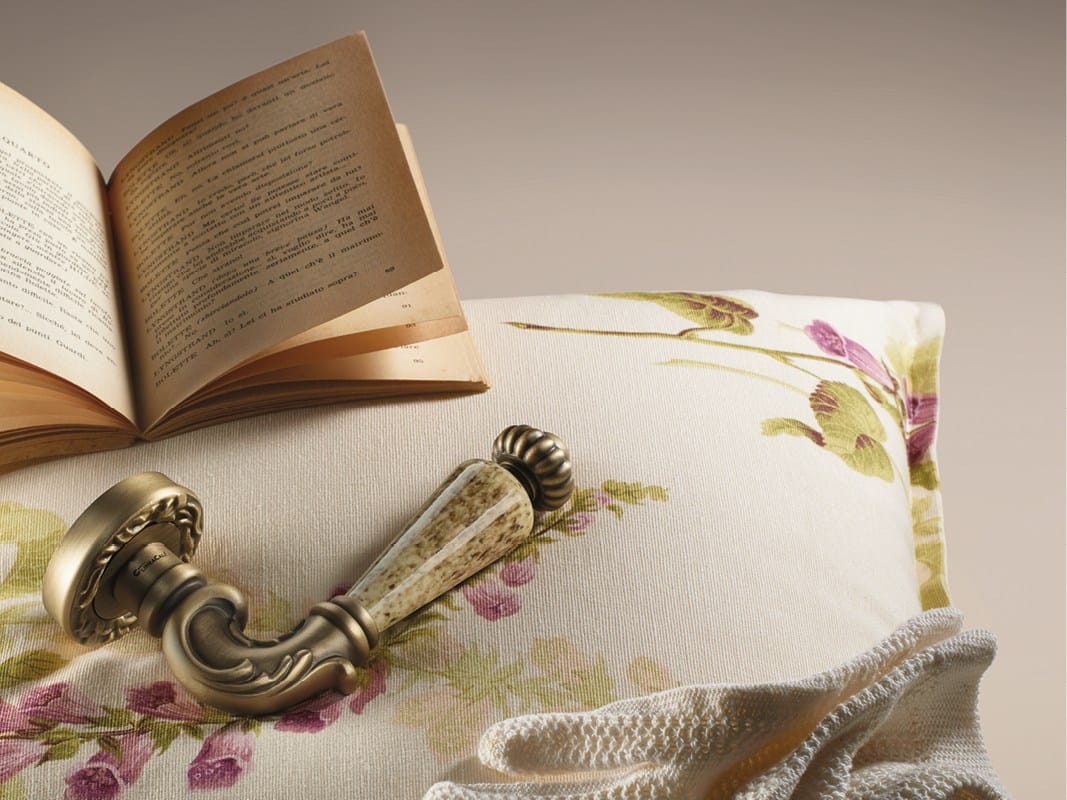 Классический стиль латунная ручка на пластине LINEA CALI' фарфоровая Нимфа ARCH-00080584