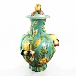 Ваза с барельефом «Ирисы»