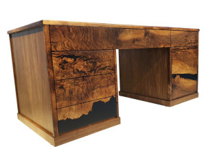 Стол из орехового дерева и смолы