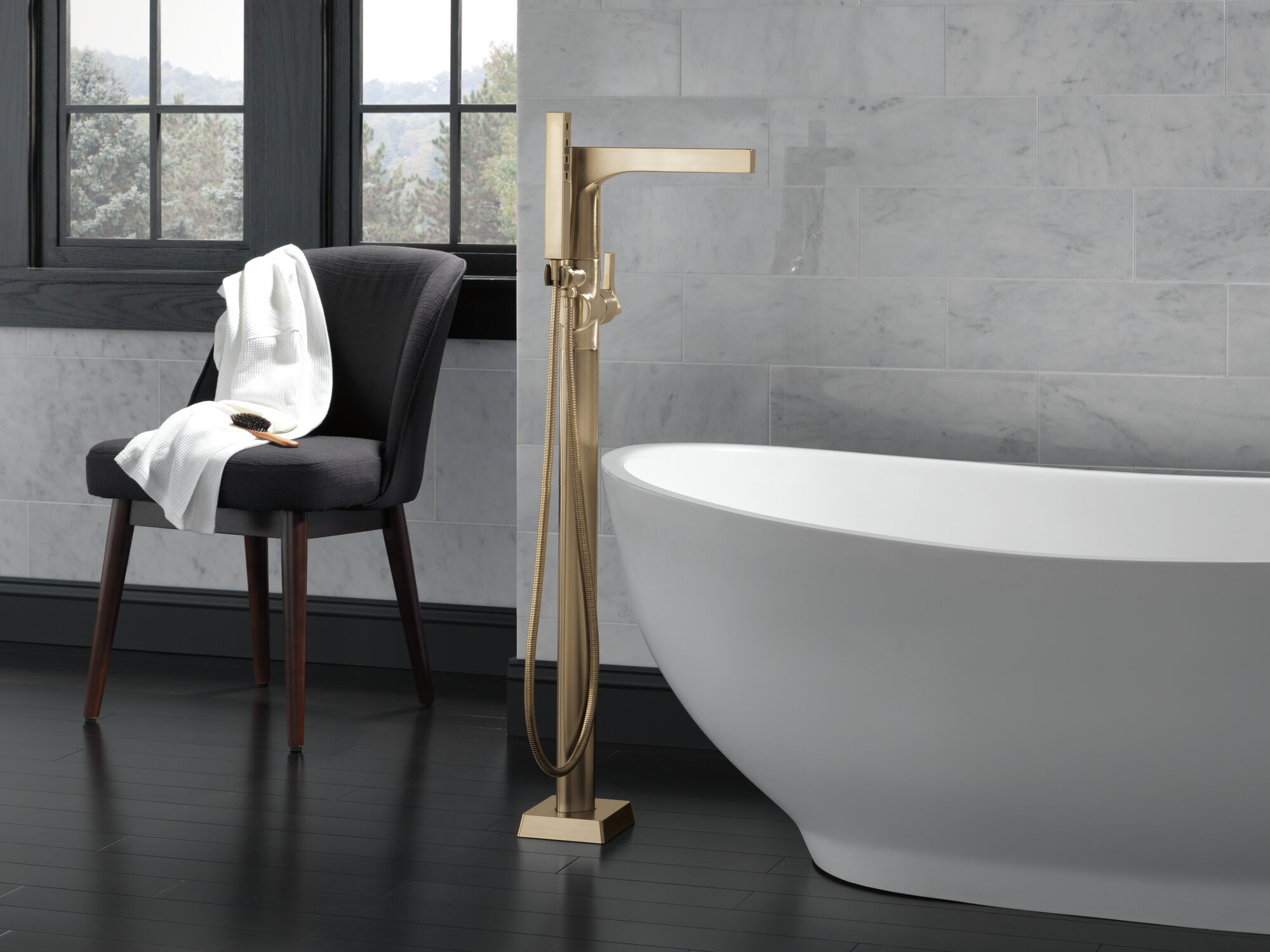 T4774-CZFL Напольная накладка для ванны с одной ручкой и ручным душем Delta Faucet Zura Шампанское бронза  - Вид №2