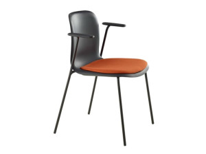 Мягкий стул с подлокотниками