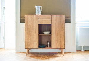 Деревянный сервант с распашными дверцами и ящиками