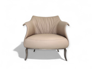 Кожаное кресло с подлокотниками