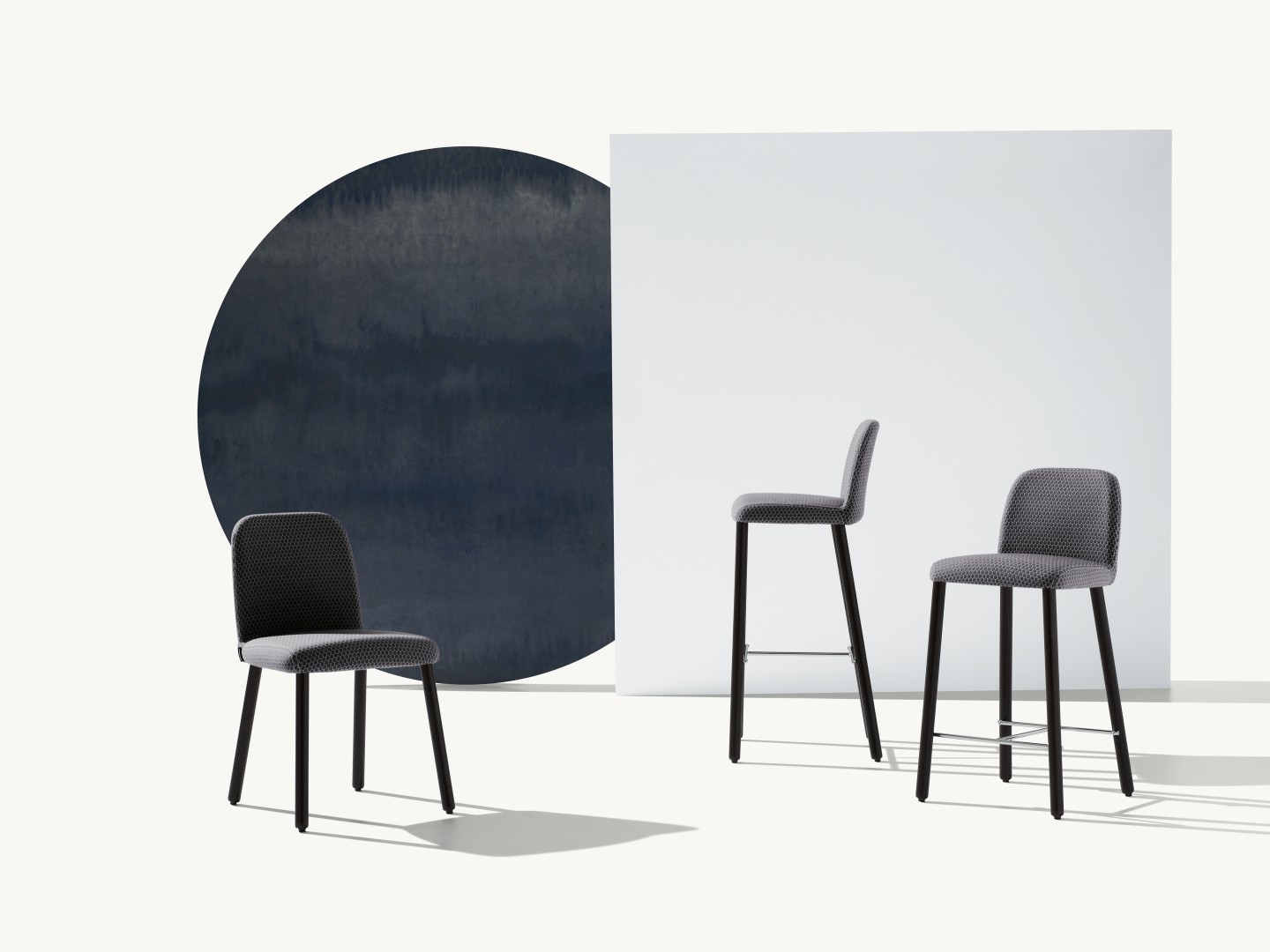 Myra 658 Табурет на 4 ножки с деревянным каркасом и тканевой обивкой; версия с сиденьем высотой 77 см. Выпускается из пенопласта с впрыском политуретана в соответствии с правилами пожарной безопасности Великобритании. Et al. Myra - Вид №3