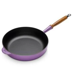 Сковорода чугунная глубокая с деревянной ручкой Le Creuset, Ø28 см, фиолетовая