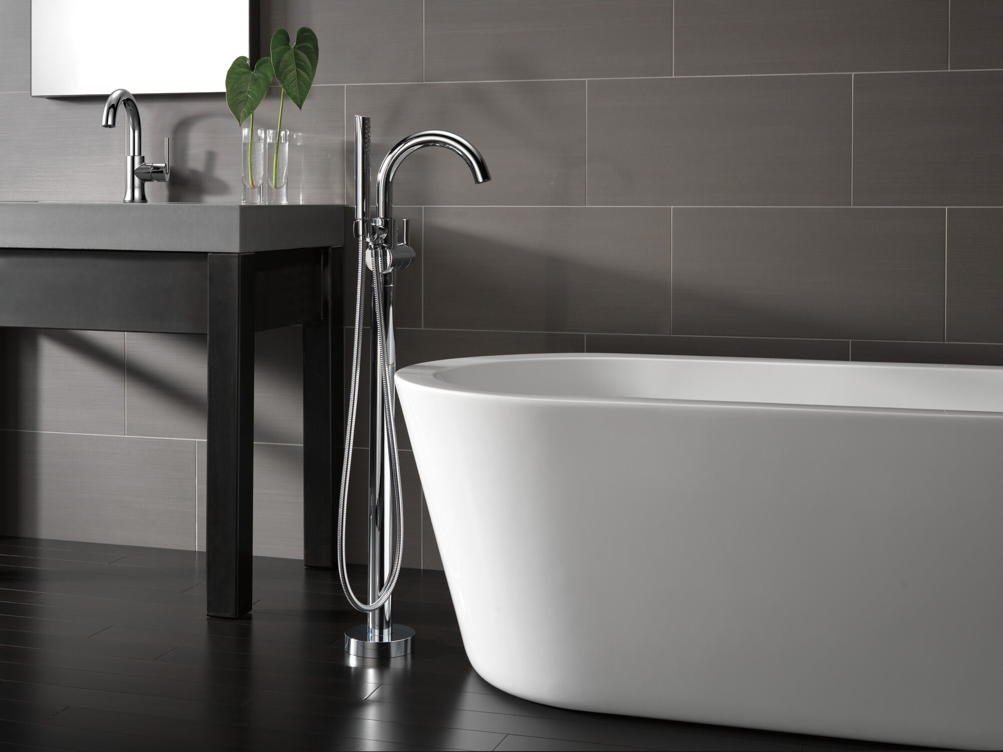 T4759-FL Напольная накладка для ванны с одной ручкой и ручным душем Delta Faucet Delta Хром - Вид №3