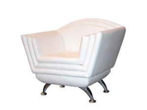 Кожаное кресло с подлокотниками