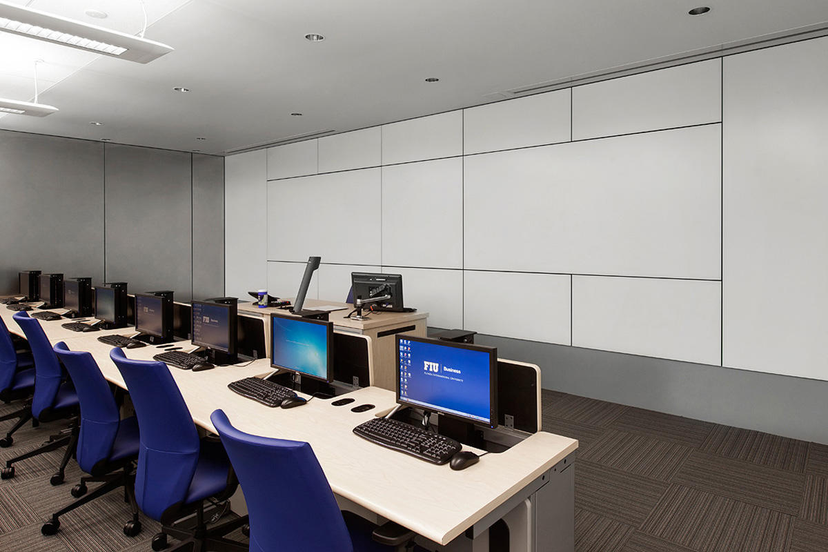 FSRT681 Система облицовки стен Levele с плавающими панелями и индивидуальными угловыми деталями из плавленого нейзильбера с льняной отделкой в ​​техасском страховании жизни, уэйко, техас Forms-surfaces  - Вид №13