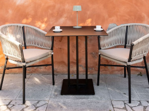 Квадратный садовый стол