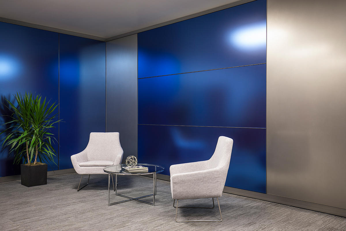FSRT641 Система обшивки стен Levelr с панелями из стекла vivispectra vektr с индивидуальной прослойкой, показанной в конфигурации Reflective с отделкой pearlex + и открывающими ребрами из нержавеющей стали Forms-surfaces  - Вид №17