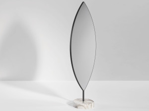 Напольное зеркало с металлической рамкой и мраморной основой