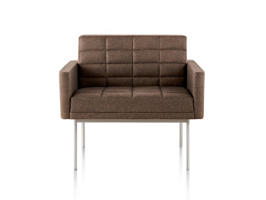 Тканевое кресло с подлокотниками