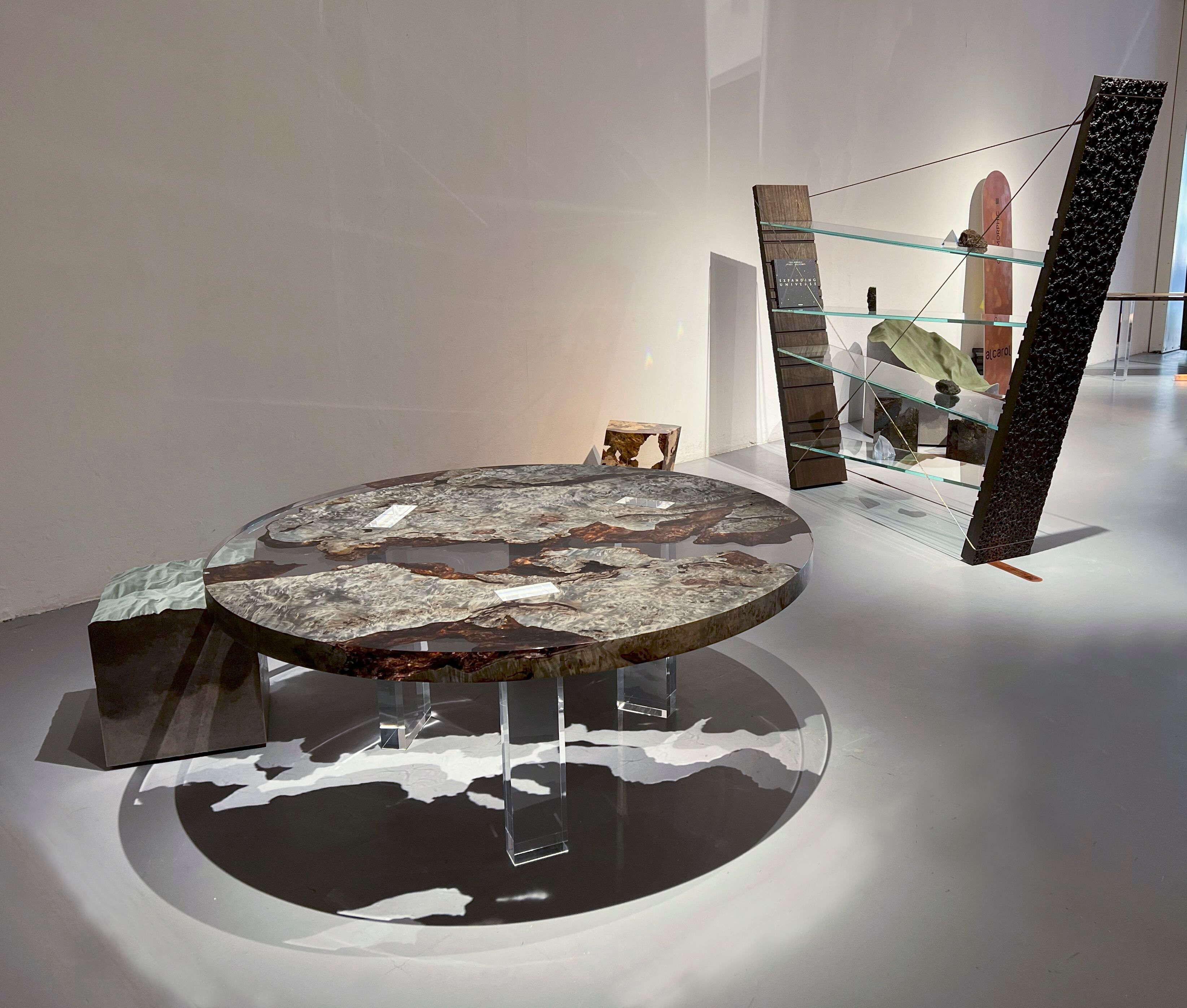 Круглый стол из тополя и смолы alcarol Geomorphic 2023 ARCH-00050621 - Вид №3