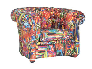 Тканевое кресло с подлокотниками