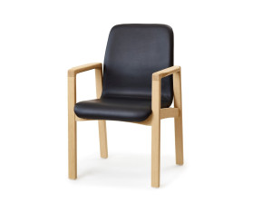 Мягкий стул с подлокотниками