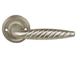 Бронзовая ручка на розетке