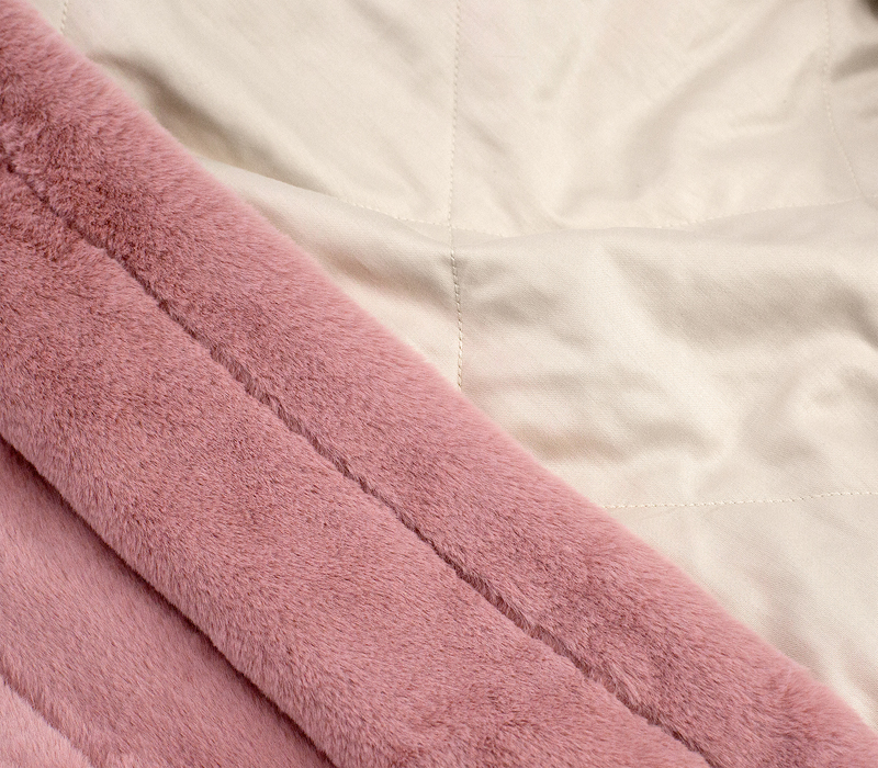 Модное цветовое решение пледа PINK NECTAR станет стильным акцентом для молодежного интерьера, уютной спальни, милой детской, оживит современную гостиную. Невероятно нежная фактура высококачественного припыленного розового цвета эко-меха прекрасно согреет Victoria Stenova 111131 - Вид №5