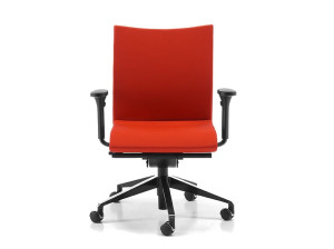 Офисное кресло из ткани с колесами и подлокотниками с 5 спицами